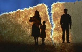 Provérbios 31:21-22 – Casa forrada com roupa dobrada img